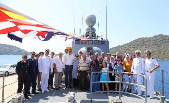 Kaş’ta askeri gemi ziyarete açıldı