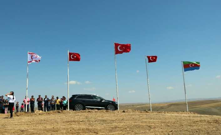 Köylerinin en yüksek tepesine Türk, KKTC ve Azerbaycan bayrağı diktiler