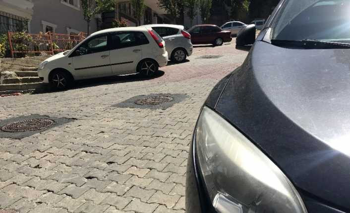 (Özel) İstanbul’da motosikletli çetenin lüks otomobilin farını çalma anı kamerada