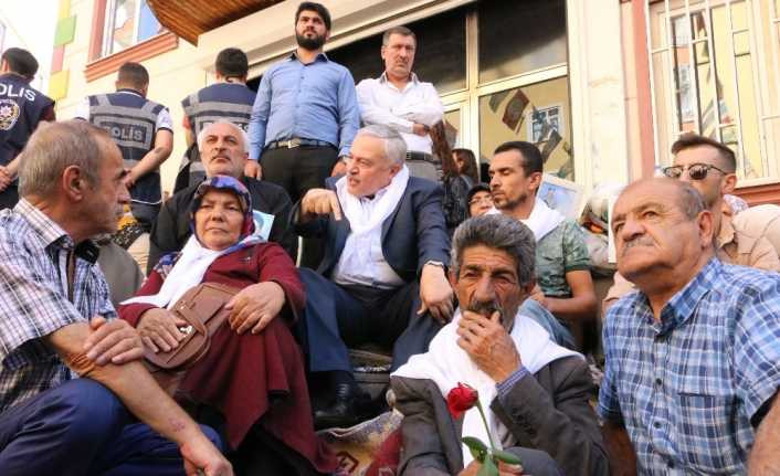 AK Parti Elazığ Milletvekili Demirbağ’dan HDP önündeki ailelere destek ziyareti