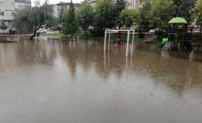Aksaray’da şiddetli yağış hayatı felç etti
