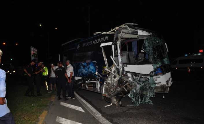 Antalya’da 12 kişinin yaralandığı kazada kırmızı ışık ihlali iddiası