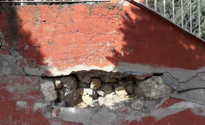 Aylardır tamir edilmeyen okul istinat duvarı tehlike saçıyor