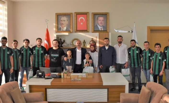 Başkan Kılıç, Sakaryaspor formalarını takdim etti