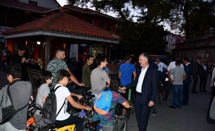 Başkan Taban bisiklet sürücülerine kask hediye etti