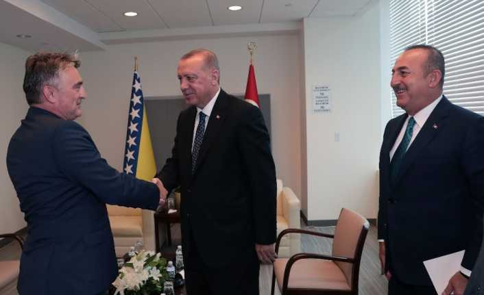 Birleşmiş Milletler 74. Genel Kurulu için New York’ta bulunan Cumhurbaşkanı Recep Tayyip Erdoğan, temasları kapsamında Bosna Hersek Devlet Başkanlığı Konseyi Başkanı Jelyko Komsiç’i kabul etti.