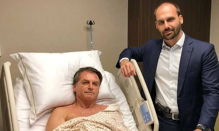 Bolsonaro’nun oğlu hastanedeki babasını belinde silahla ziyaret etti