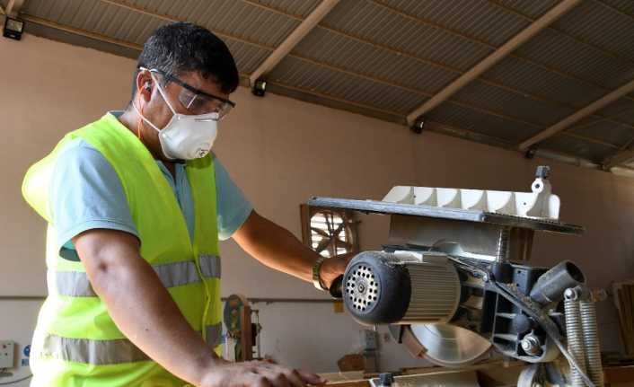 Büyükşehir Belediyesi marangoz atölyesinde mobilya üretimi sürüyor