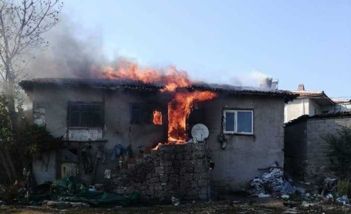 Çanakkale’de ahşap ev alev alev yandı