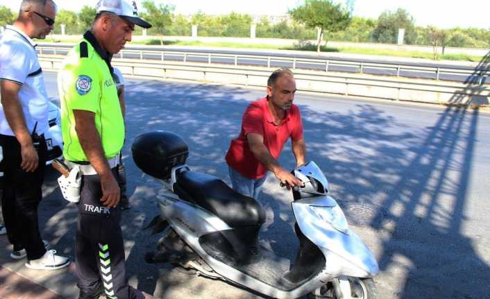 Ehliyetsiz sürücü polis noktasında motosikleti bırakıp kaçtı