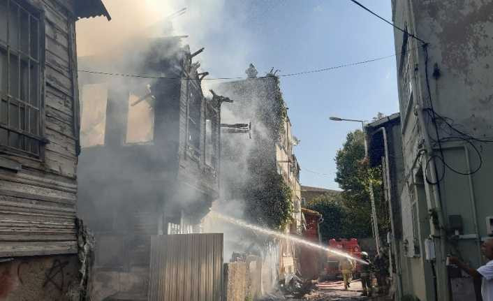 Fatih’te ahşap bina alev alev yandı