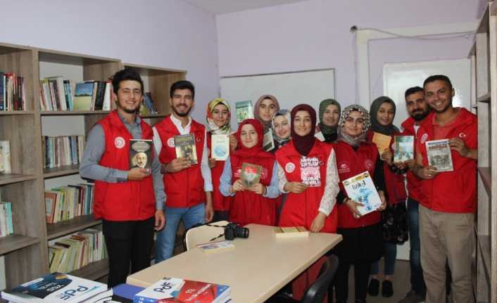 Gençlerin iyilik ağacı kitap açtı