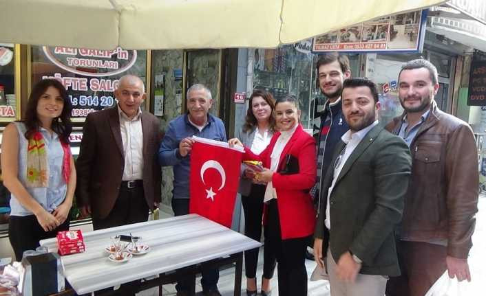 29 Ekim Cumhuriyet Bayramında esnafa Türk Bayrağı hediye ettiler