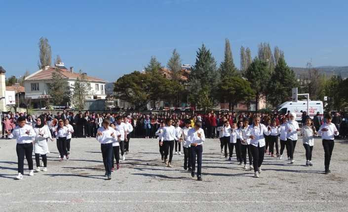 32 öğrenciden ‘Genç Osman’ türküsü eşliğinde gösteri