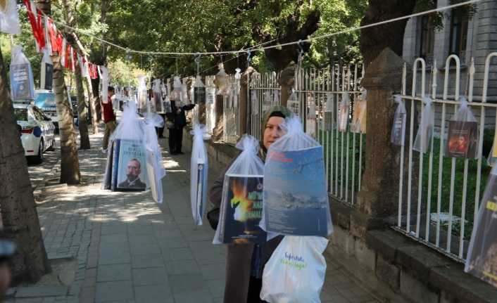 Ağaçtan kitap topladılar