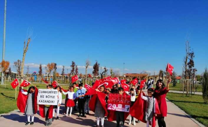 Ağrılı öğrenciler ’Cumhuriyet Bayramı’nı marşlarla kutladı