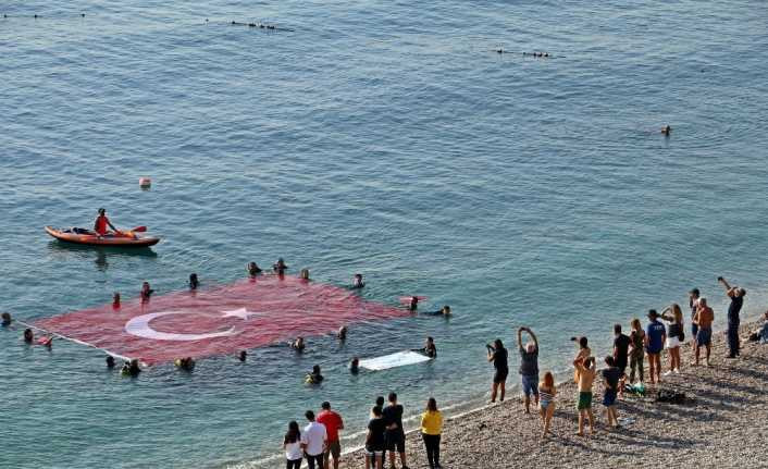 Akdeniz sularında dalgıçlardan Türk bayrağı ve asker selamı