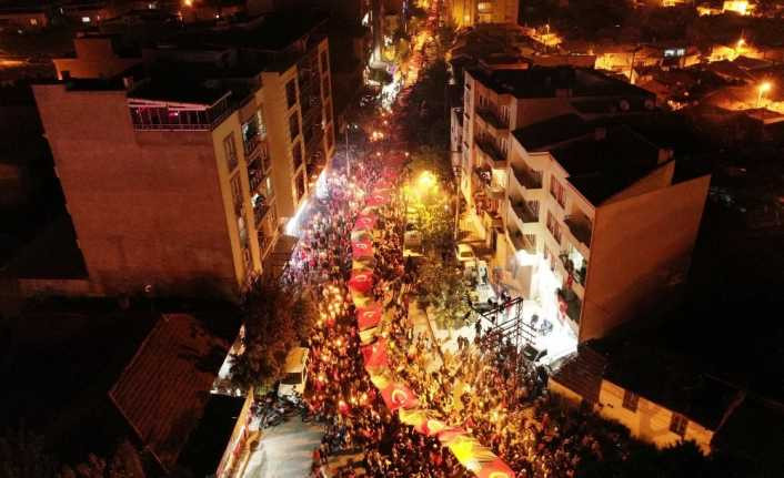 Akhisar’da dev bayrakla dev yürüyüş