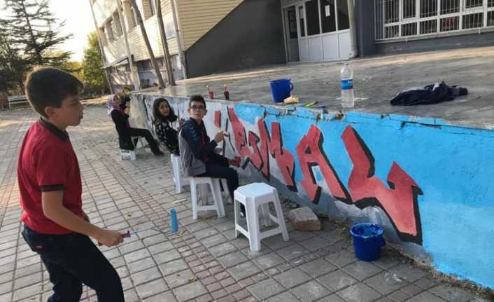 Altıntaş’ta okul duvarlarına grafiti dokunuşu