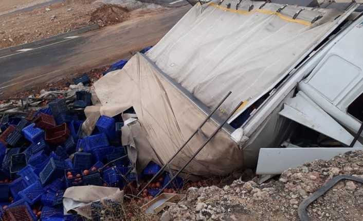 Antalya’da nar yüklü kamyon devrildi: 3 ölü