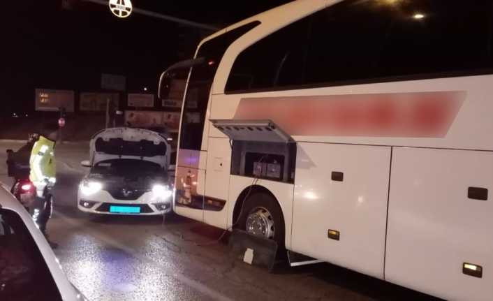 Arızalanan otobüsün şoförünün imdadına polisler yetişti
