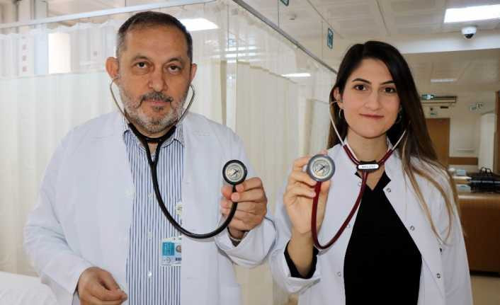 Baba-kız doktorlar aynı hastanede şifa dağıtıyor