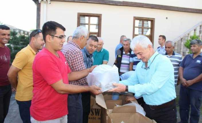 Başkan Geyikçi, belediye personeline kask dağıttı
