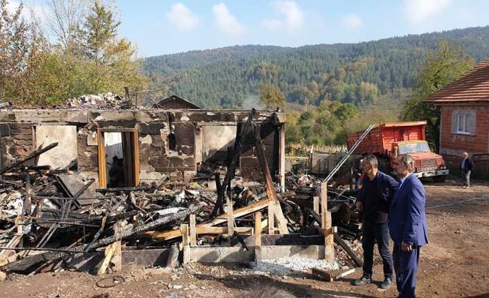 Başkan Şahin, evi yanan aileyi ziyaret etti