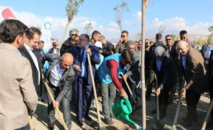 Başkan Şayir, bebekler için Van’da fidan dikti