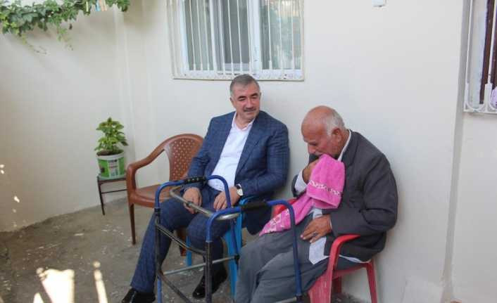 Başkan Turanlı, engelli vatandaşları evinde ziyaret etti