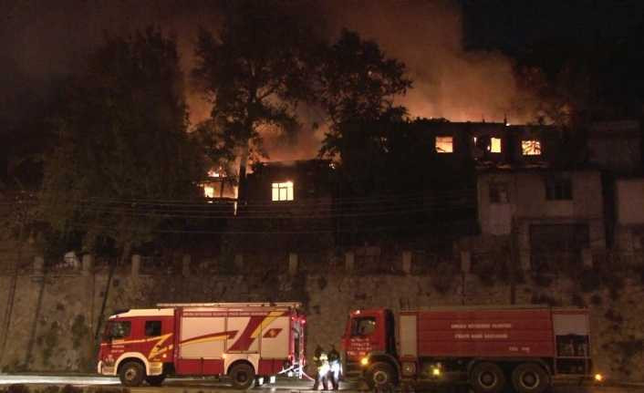 Başkent’te 3 gecekondu alev alev yandı