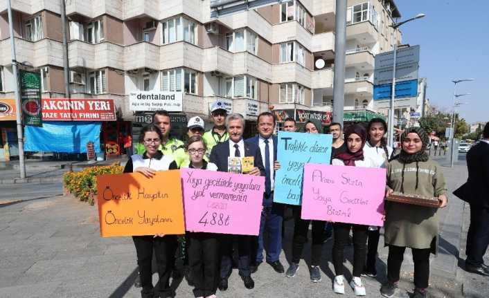 Belediye Başkanı Tahmazoğlu yaya geçidi nöbetinde