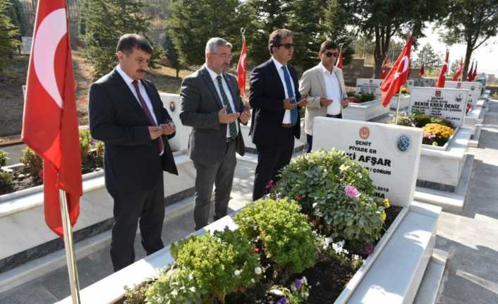 Belediye şehitlikte bakım çalışması başlattı