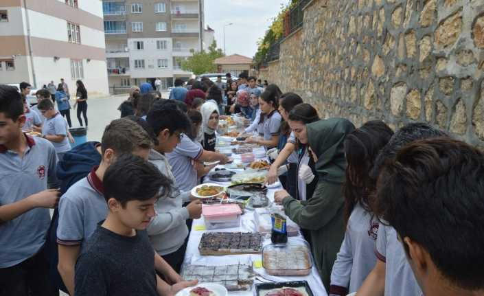 Besni’de öğrencilerden Barış Pınarı Harekatına destek kermesi