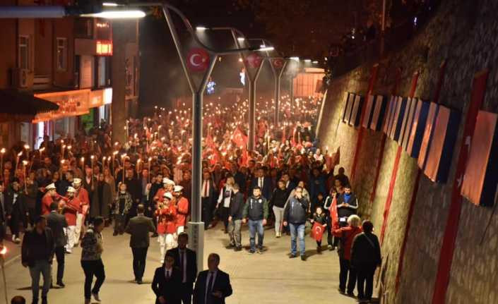 Binlerce kişi sokaklara döküldü