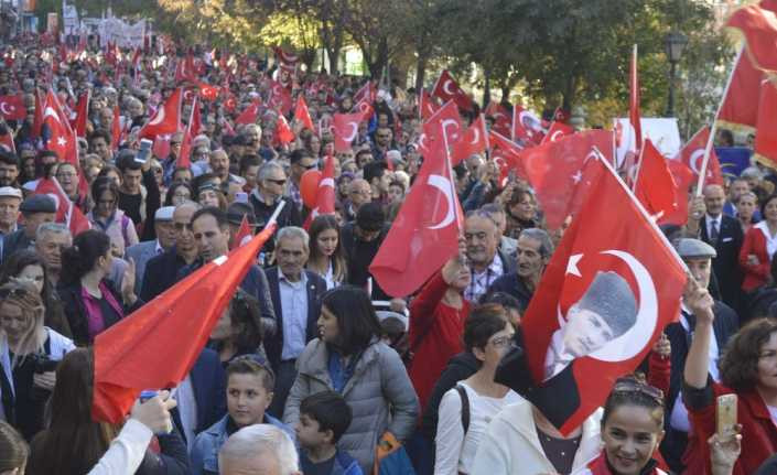 Binlerce vatandaş cumhuriyet için yürüdü