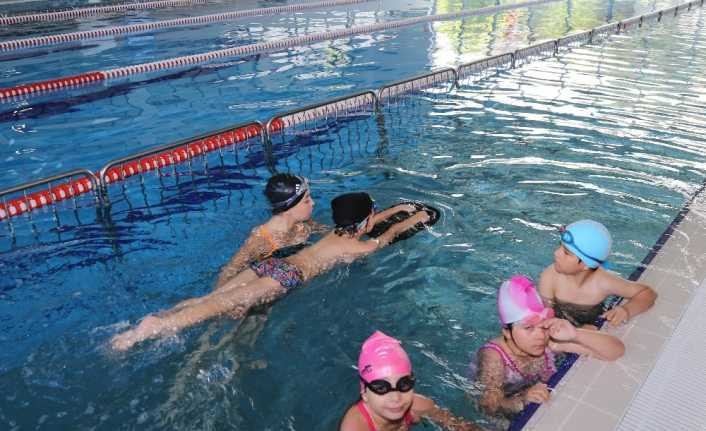 Çankaya’da öğrenciler artık beden eğitimi derslerinde yüzme öğrenecek