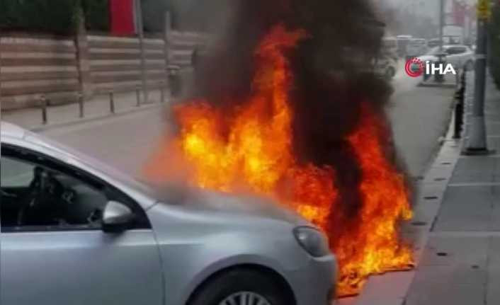 Çekmeköy’de iki otomobilin alev alev yandığı anlar kamerada