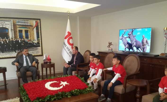 Cumhurbaşkanı Erdoğan’ı ziyaret eden öğrenciler Vali Kaymak’ın makamında