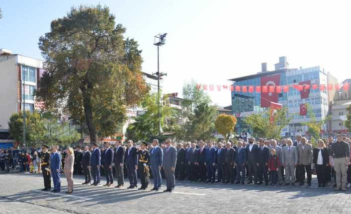 Cumhuriyet Bayramı çelenk töreniyle başladı