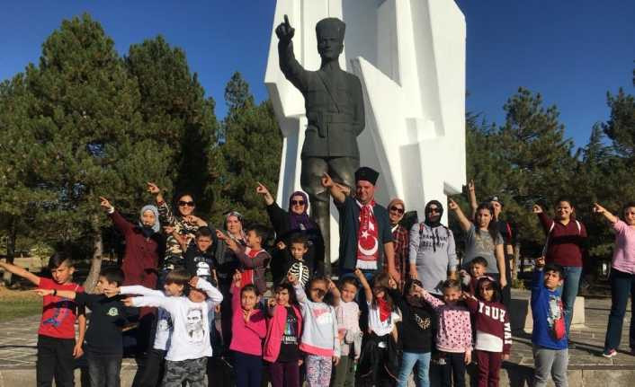 Cumhuriyet Bayramı’nı Dumlupınar’da kutladılar