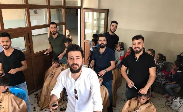 Diyarbakırlı berber Mehmet Öner ve çalışanları köy okullarına gidip çocukları ücretsiz tıraş etti