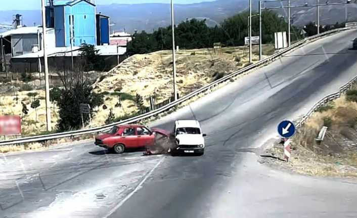 Erzincan’da iki otomobilin çarpışma anı kamerada
