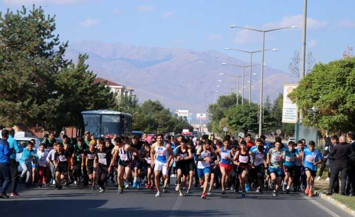 Erzincanlı öğrenciler Cumhuriyet koşusunda ter döktü