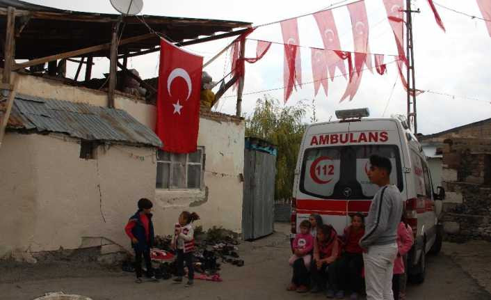 Erzurumlu şehidin baba evine Türk bayrağı asıldı