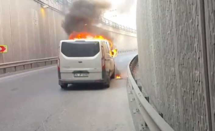 Esenyurt’ta bulunan bir alt geçitte ticari minibüs alev alev yandı
