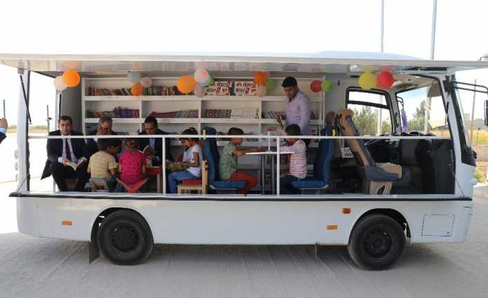 Gezici minibüsle köy çocuklarına kitap taşıyorlar