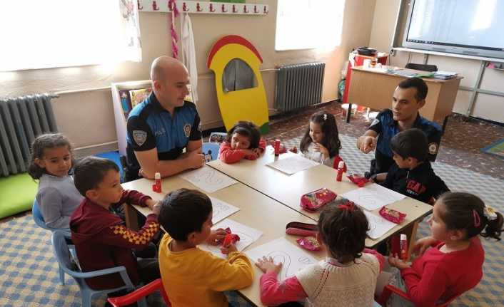 Hakkari polisinden eğitime destek