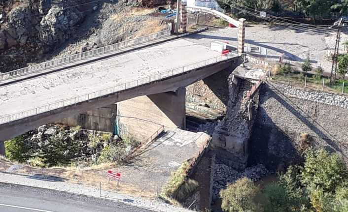 Heyelan riski bulunan ilçedeki tarihi köprü çöktü