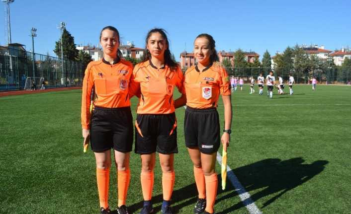 Isparta’daki erkek futbol maçını 3 kadın hakem yönetti